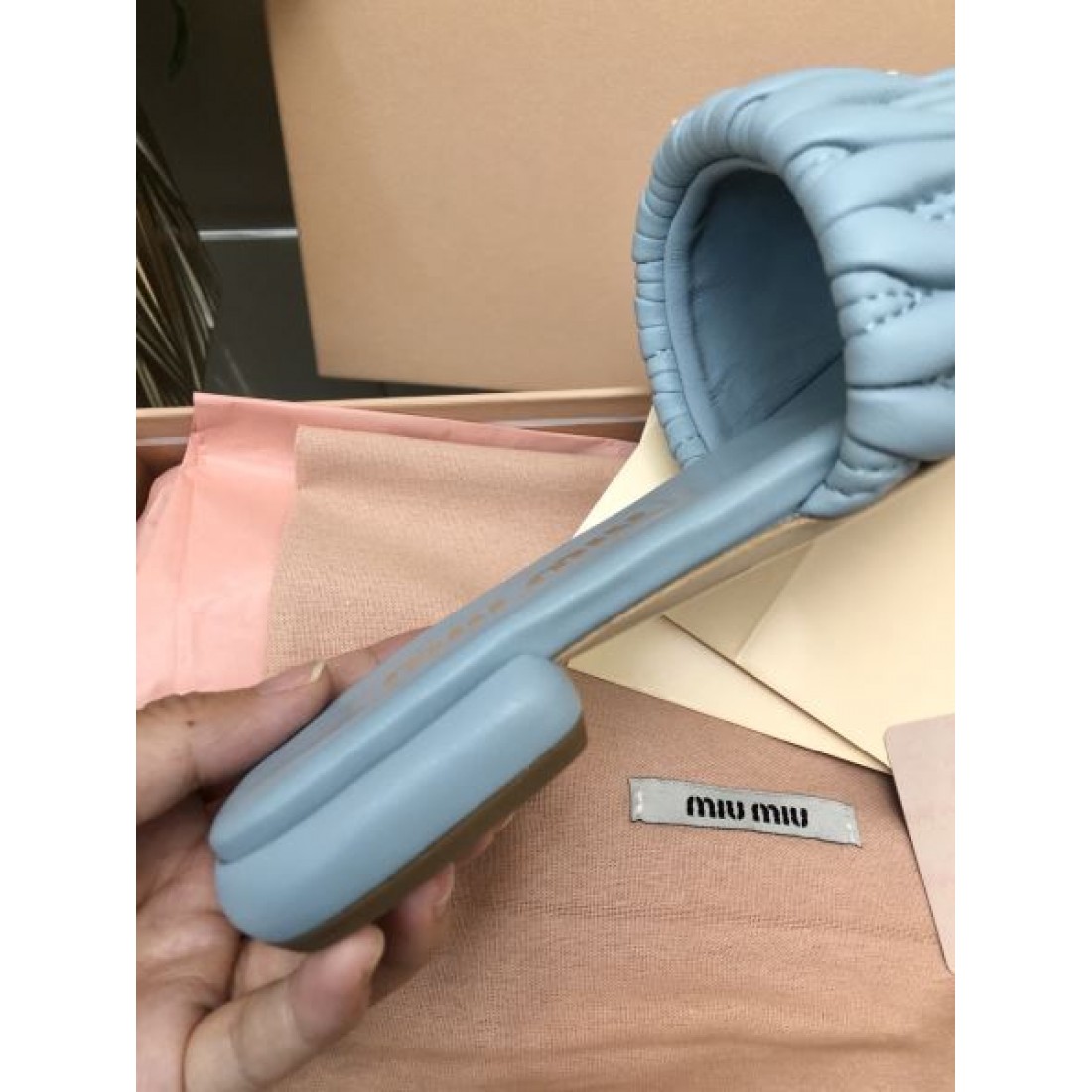 ミュウミュウ コピー サンダル MIU MIUで魅了する上質なディテール