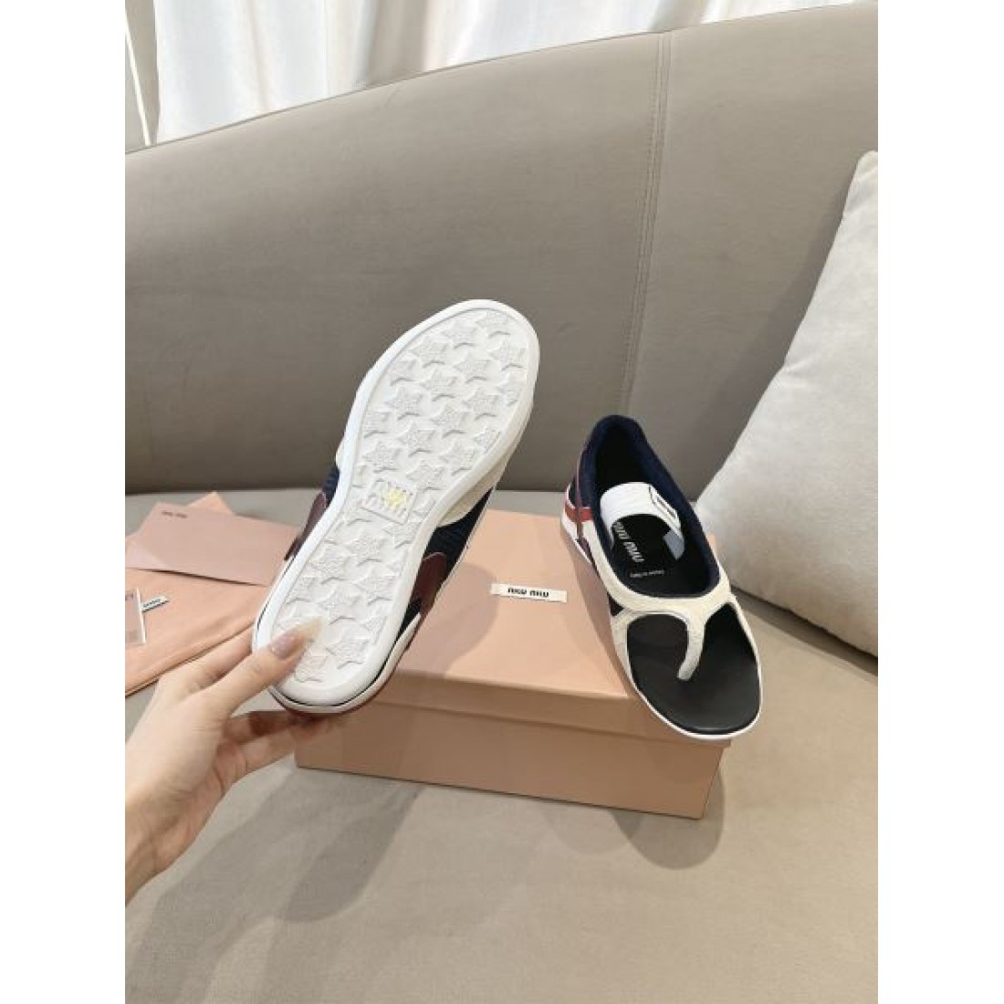 一瞬で華やぐ MIU MIU ミュウミュウ コピー レディースサンダル 人気沸騰中！おしゃれ新品