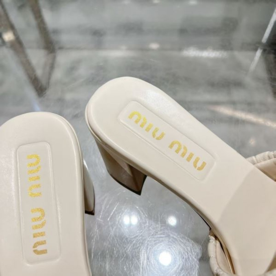 SNS映え抜群 MIU MIU ミュウミュウ コピー レディースサンダル スタイリッシュなスタイル
