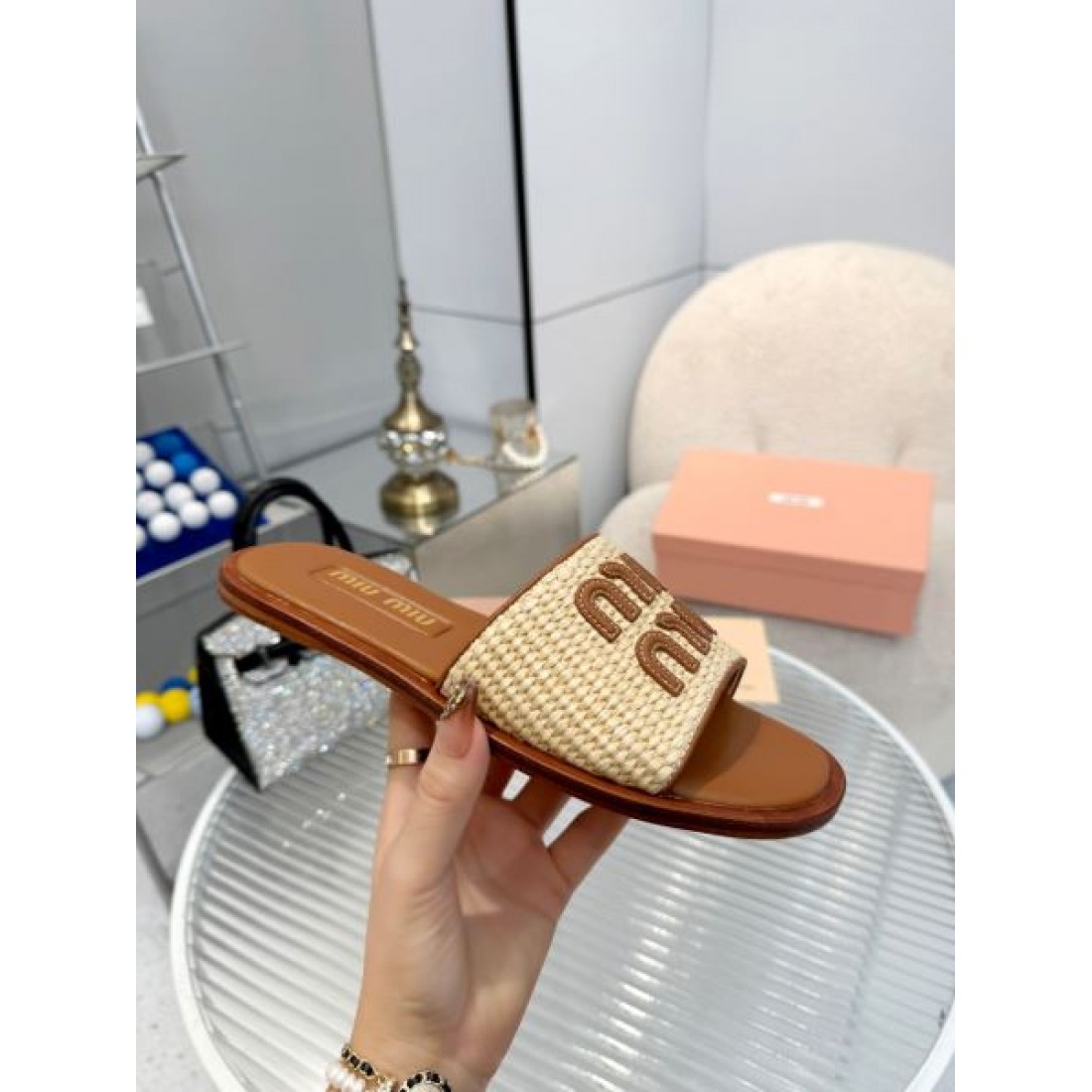 お洒落さん必携 MIU MIU ミュウミュウ コピー レディースサンダル 自分へのご褒美に