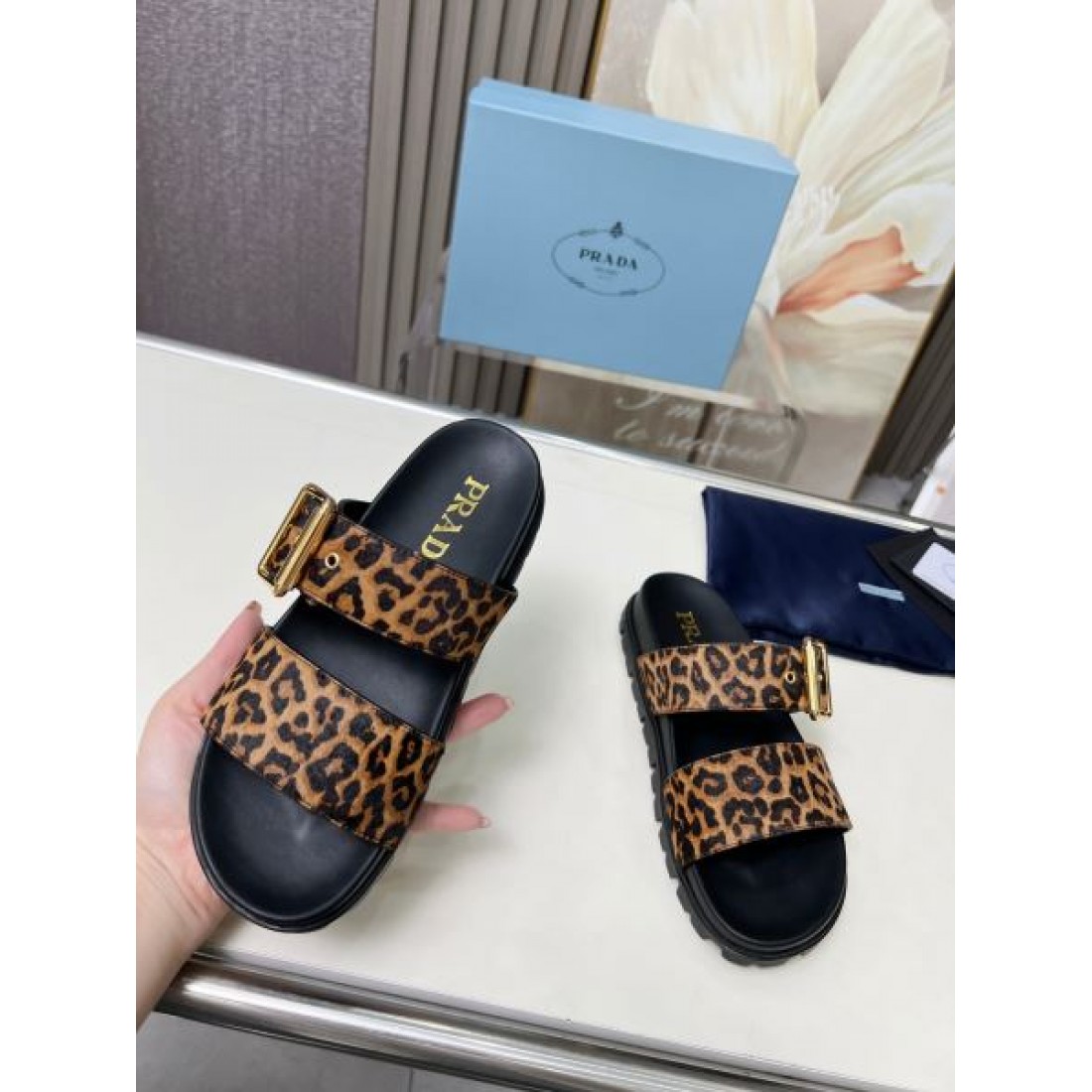 オールシーズン活躍 PRADA プラダ コピー レディースサンダル 大人カジュアルに