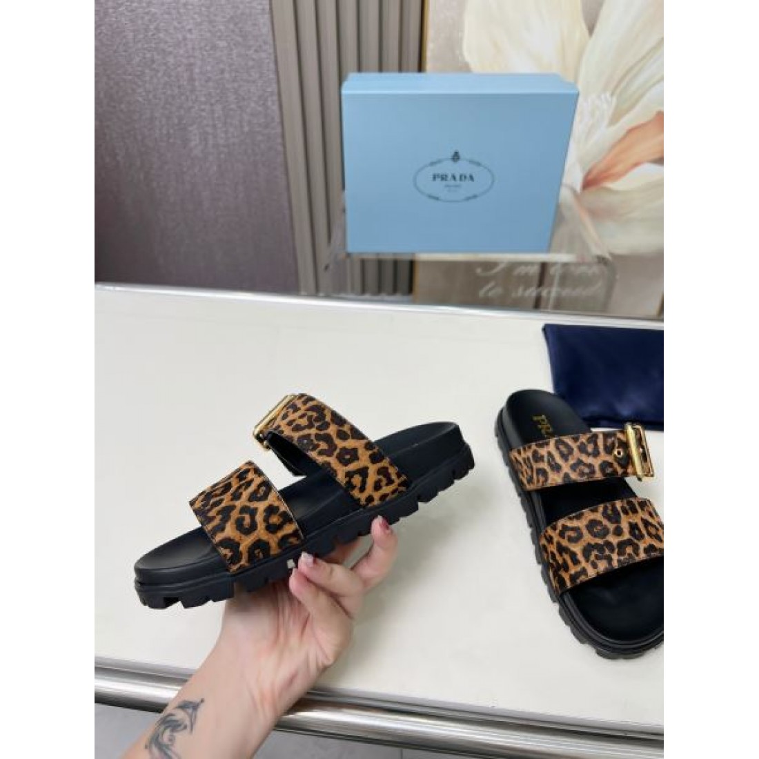 オールシーズン活躍 PRADA プラダ コピー レディースサンダル 大人カジュアルに