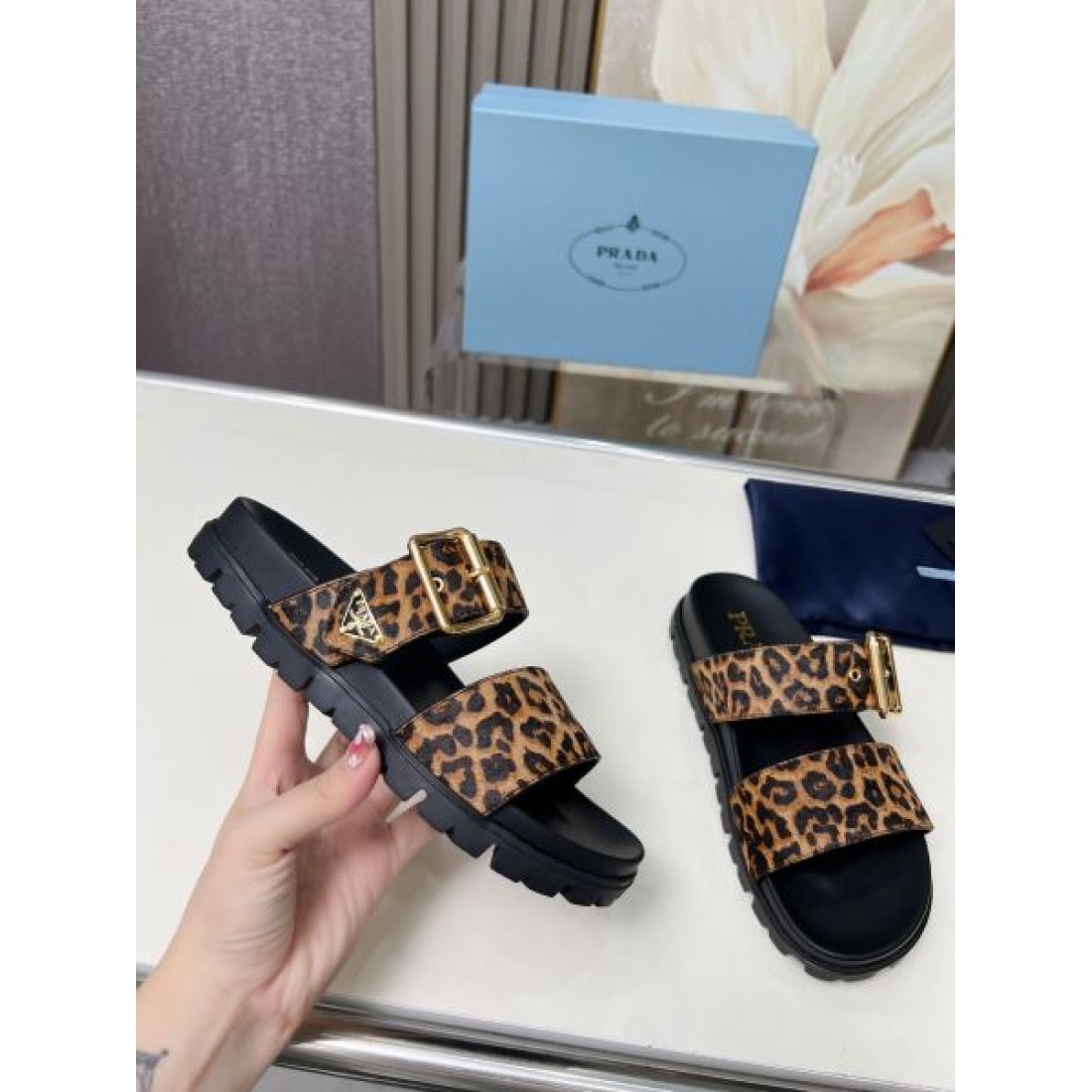 オールシーズン活躍 PRADA プラダ コピー レディースサンダル 大人カジュアルに