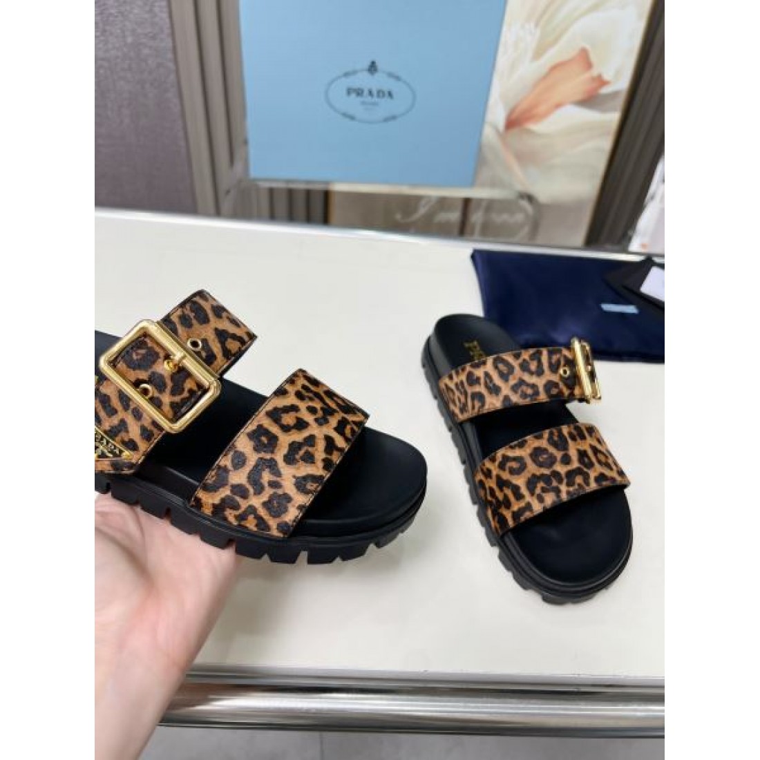 オールシーズン活躍 PRADA プラダ コピー レディースサンダル 大人カジュアルに