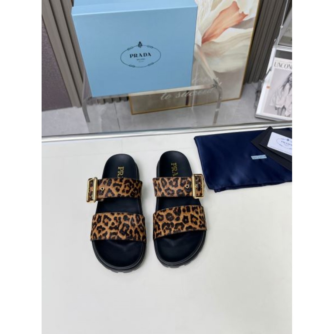 オールシーズン活躍 PRADA プラダ コピー レディースサンダル 大人カジュアルに