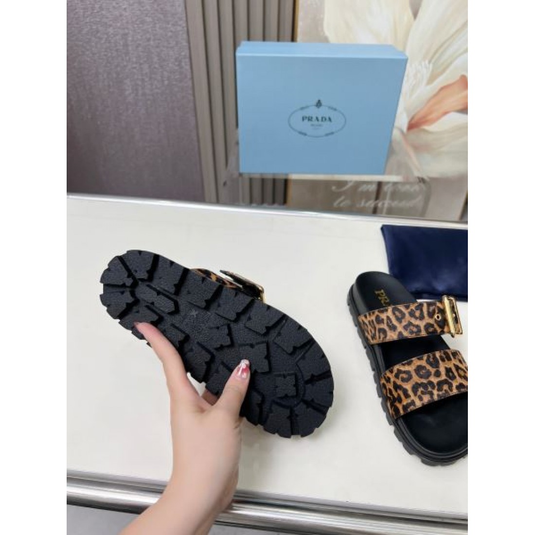 オールシーズン活躍 PRADA プラダ コピー レディースサンダル 大人カジュアルに