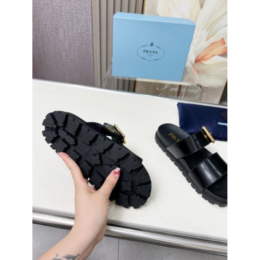 季節感たっぷり PRADA プラダ コピー レディースサンダル 旬コーデに最適