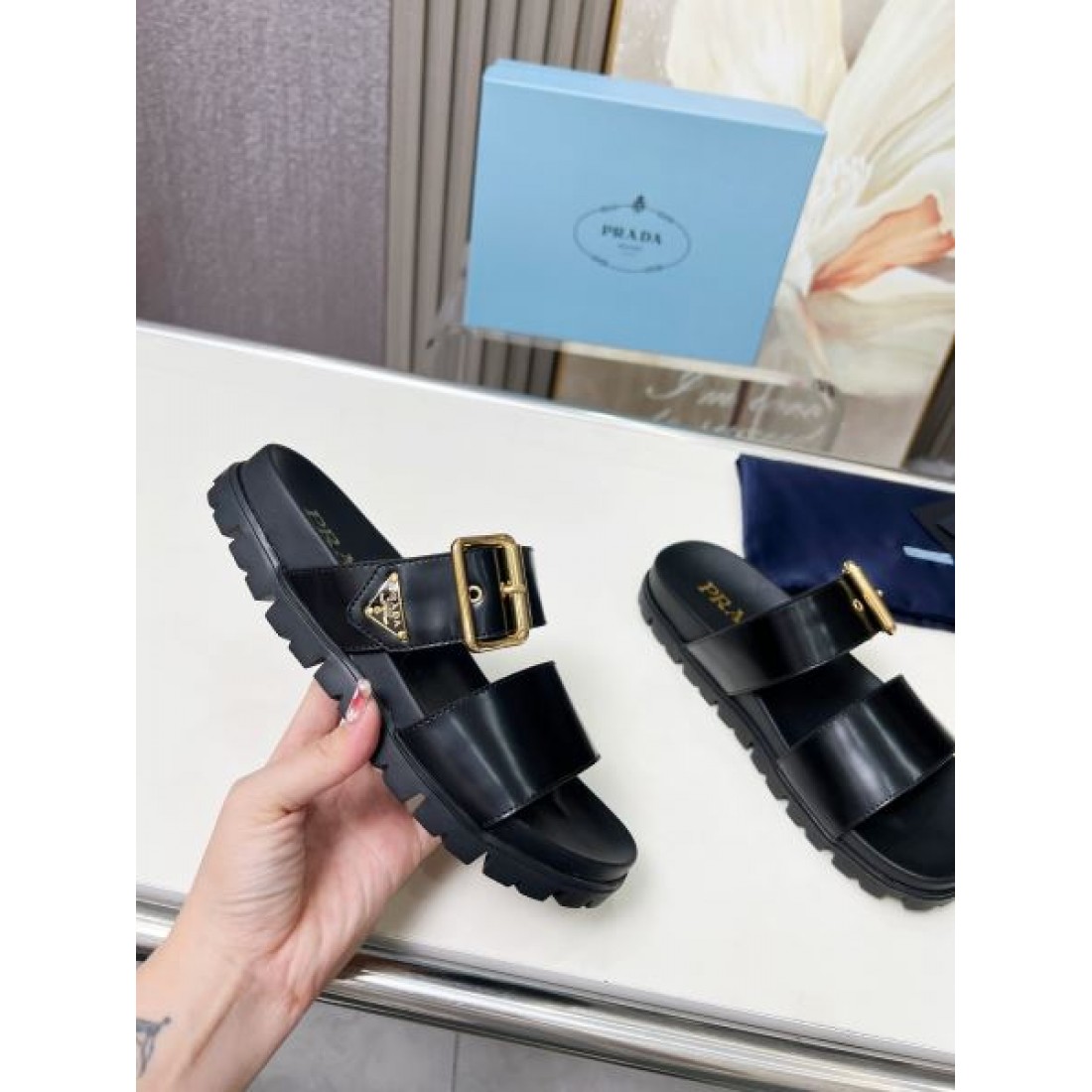 季節感たっぷり PRADA プラダ コピー レディースサンダル 旬コーデに最適