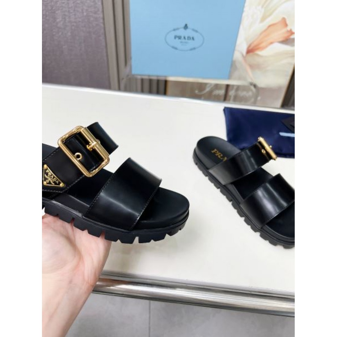 季節感たっぷり PRADA プラダ コピー レディースサンダル 旬コーデに最適