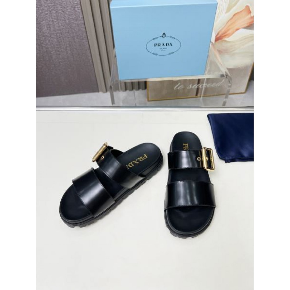 季節感たっぷり PRADA プラダ コピー レディースサンダル 旬コーデに最適
