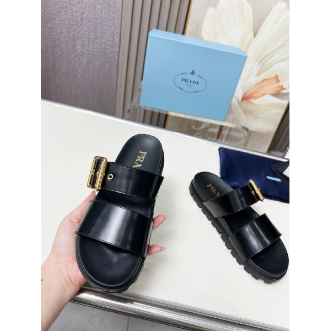 季節感たっぷり PRADA プラダ コピー レディースサンダル 旬コーデに最適