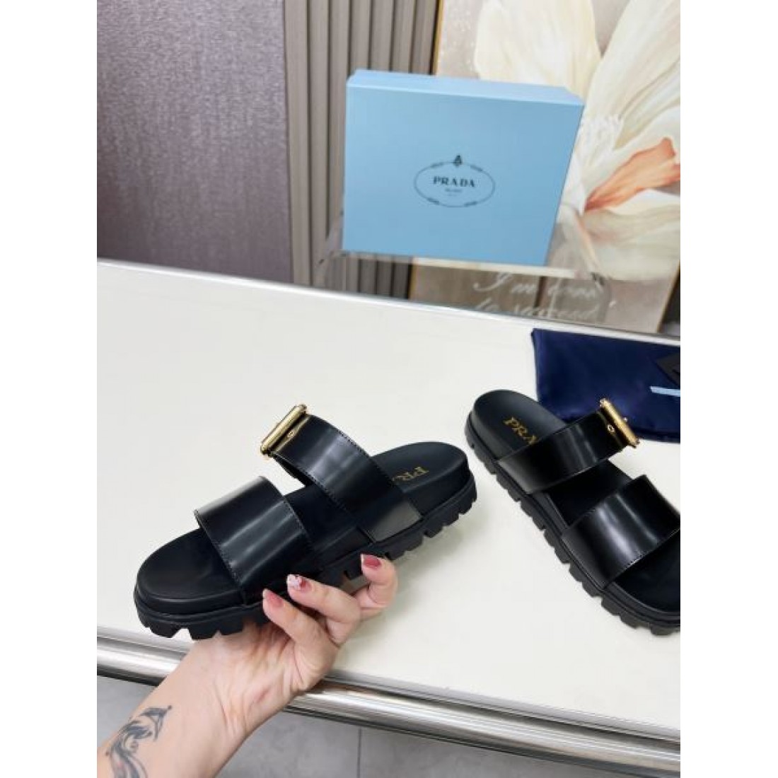 季節感たっぷり PRADA プラダ コピー レディースサンダル 旬コーデに最適