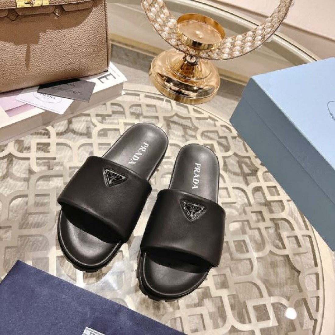 軽やかで上品な PRADA プラダ コピー サンダル が話題