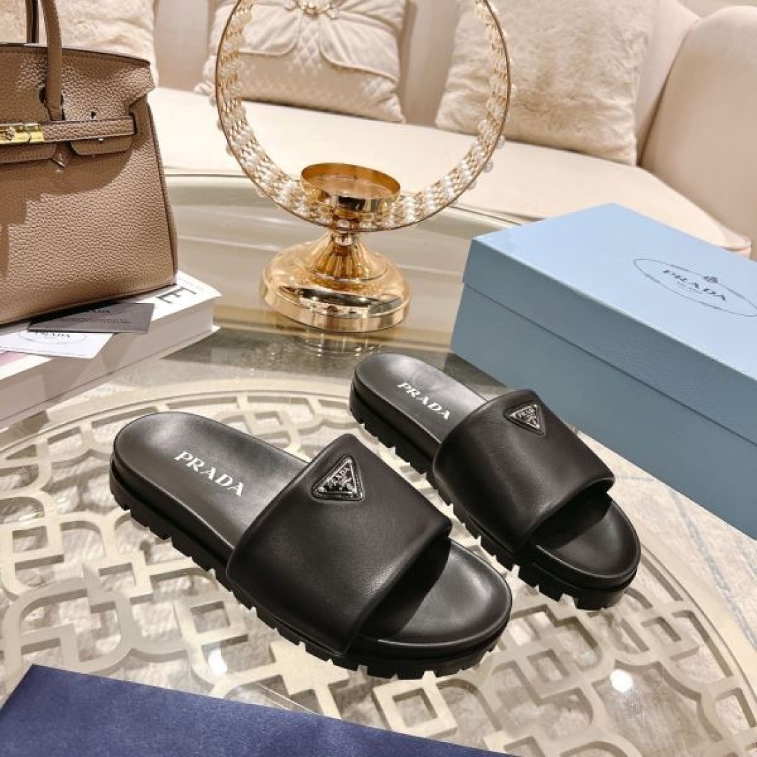 軽やかで上品な PRADA プラダ コピー サンダル が話題
