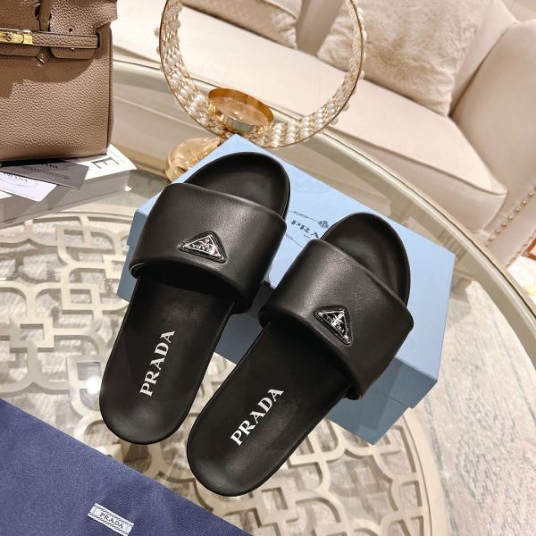 軽やかで上品な PRADA プラダ コピー サンダル が話題