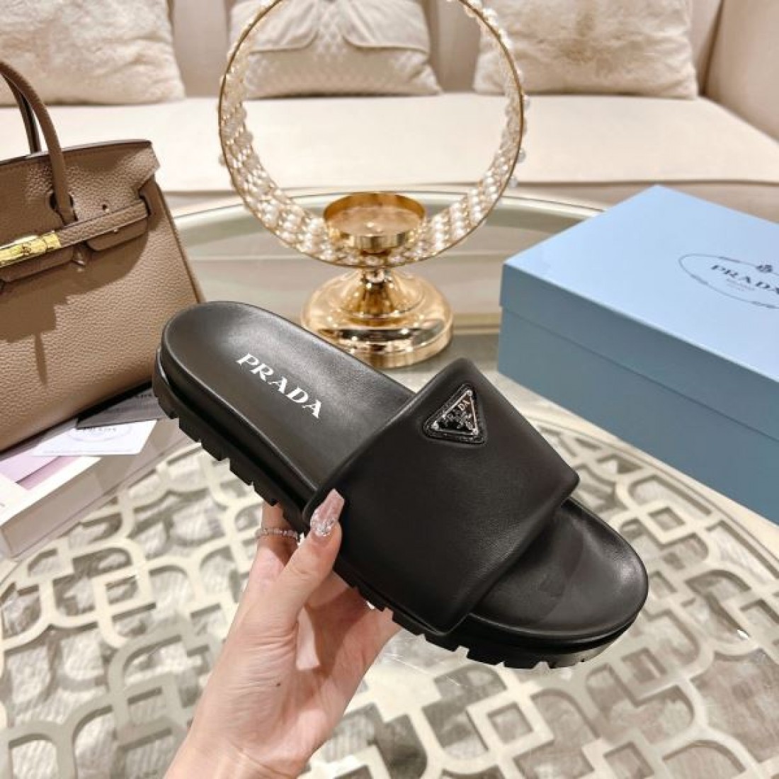 軽やかで上品な PRADA プラダ コピー サンダル が話題