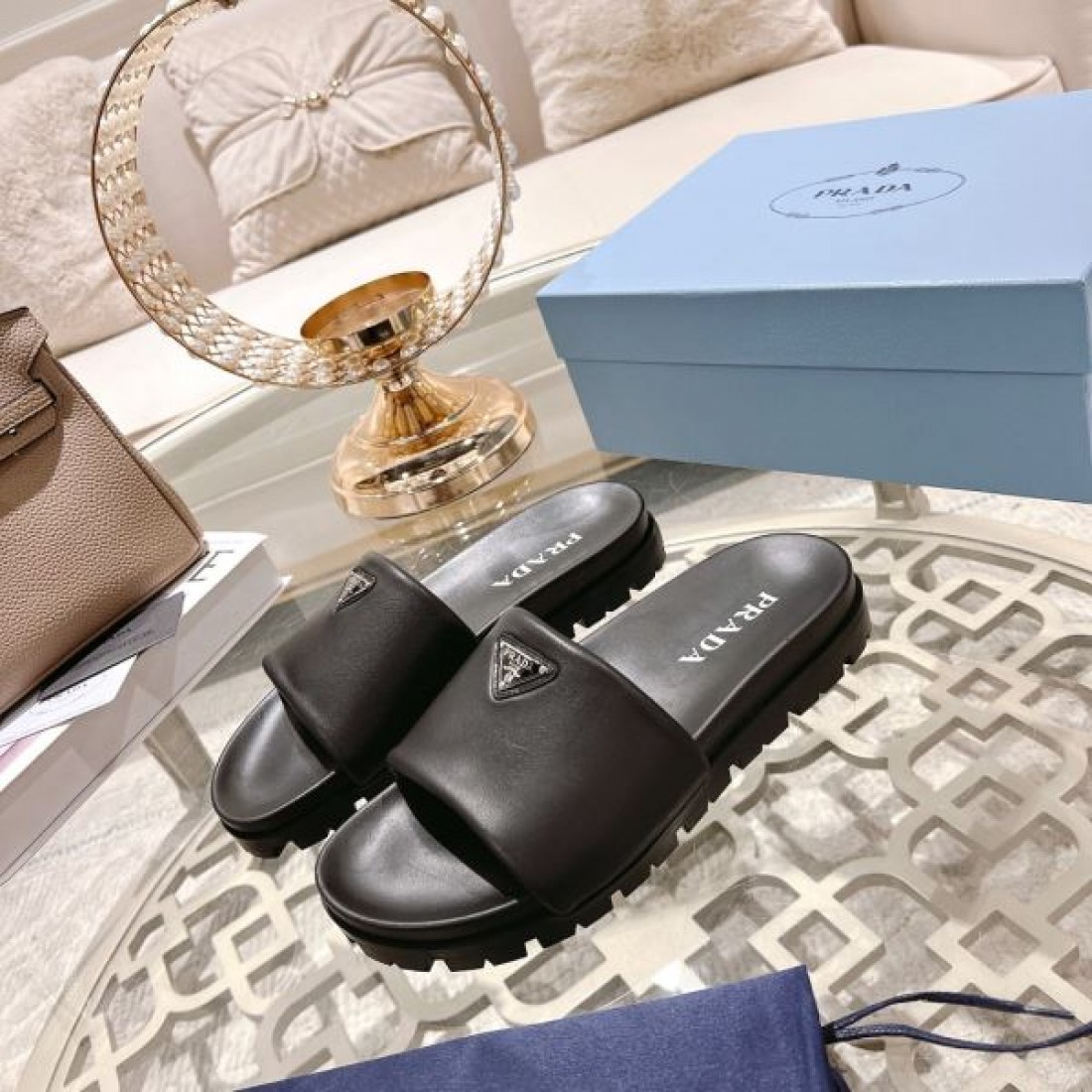 軽やかで上品な PRADA プラダ コピー サンダル が話題