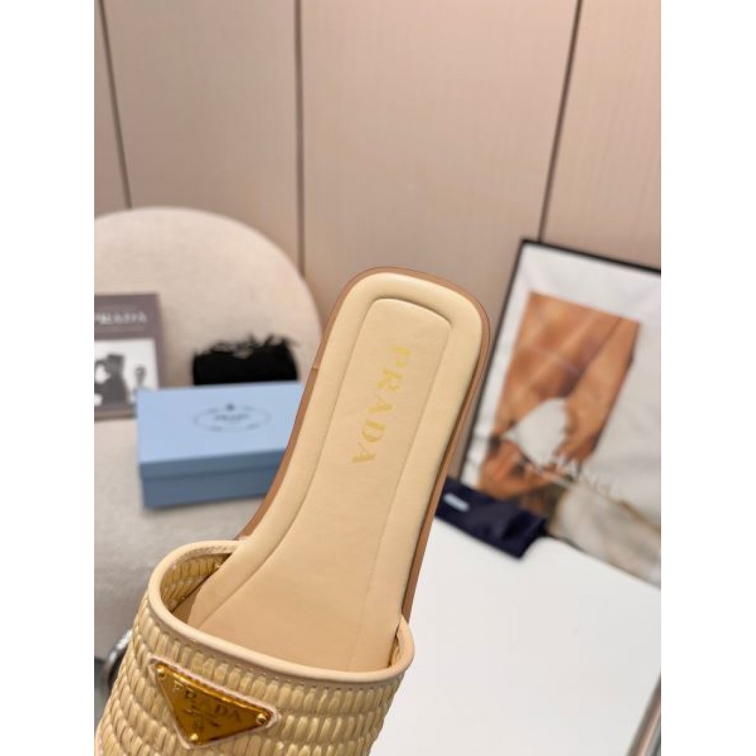 モダンで柔らかな印象の PRADA プラダ コピー サンダル を今すぐ体感