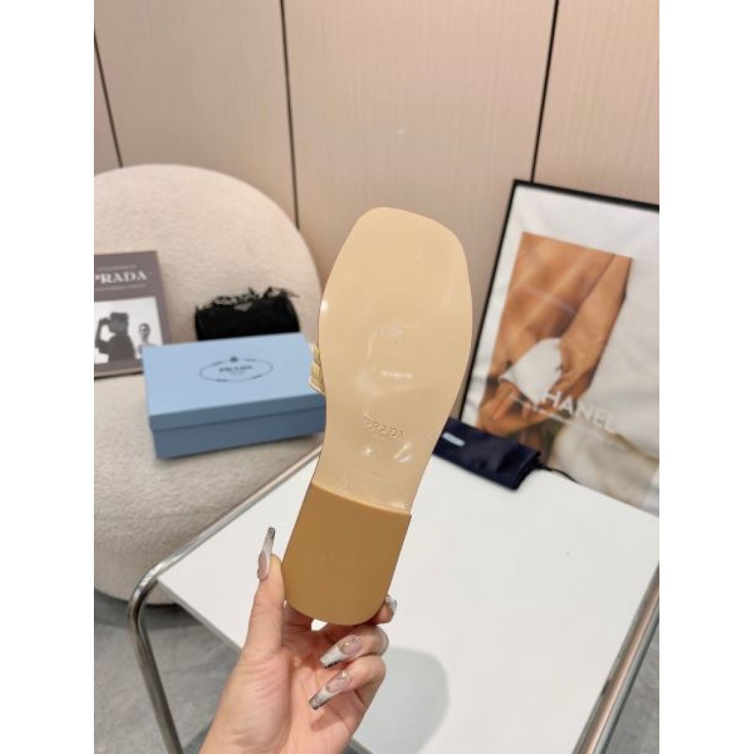 モダンで柔らかな印象の PRADA プラダ コピー サンダル を今すぐ体感