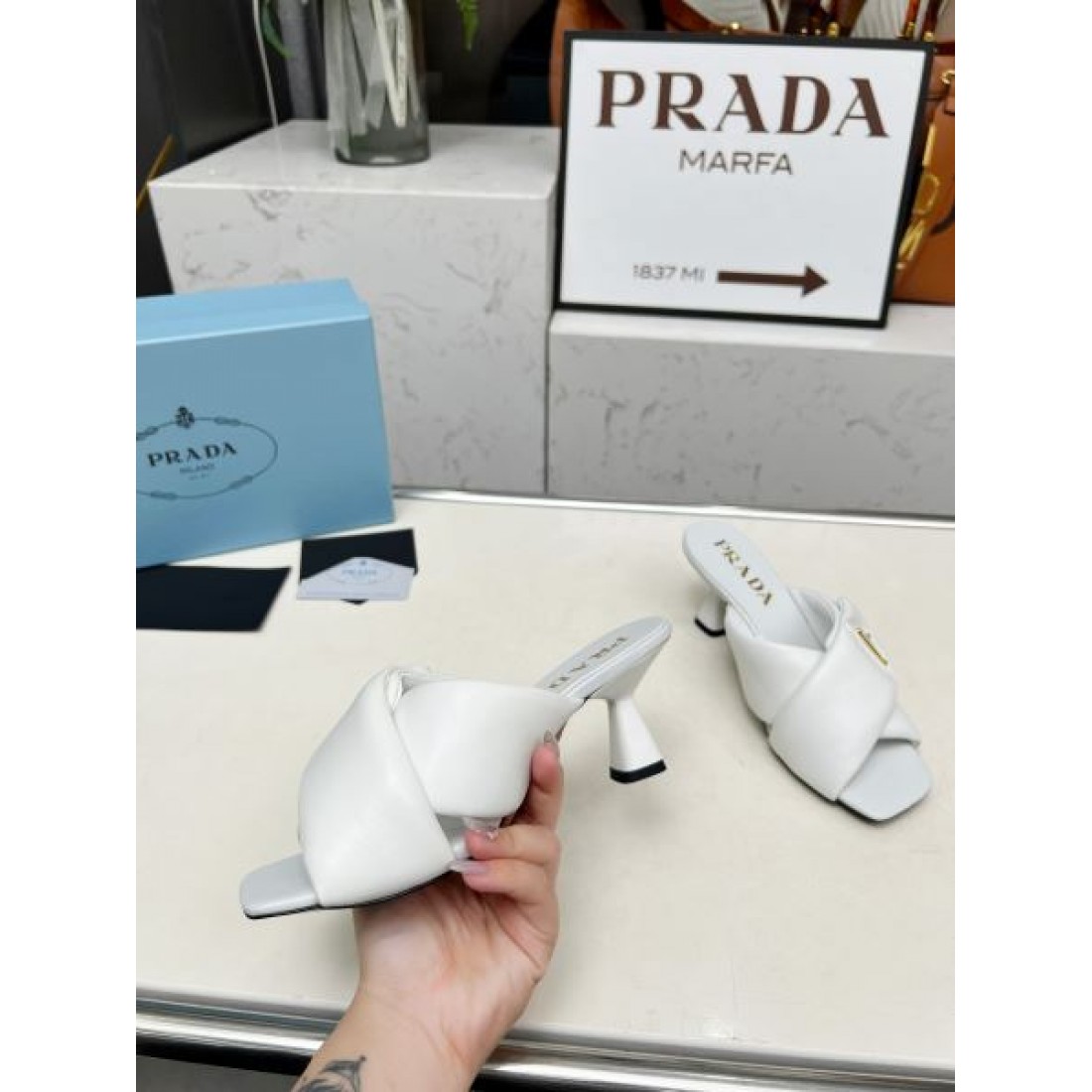 美しさと実用性を兼ね備えた PRADA プラダ コピー サンダル が大人気