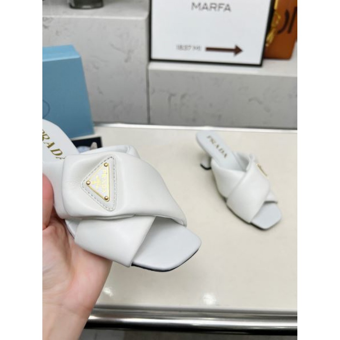 美しさと実用性を兼ね備えた PRADA プラダ コピー サンダル が大人気