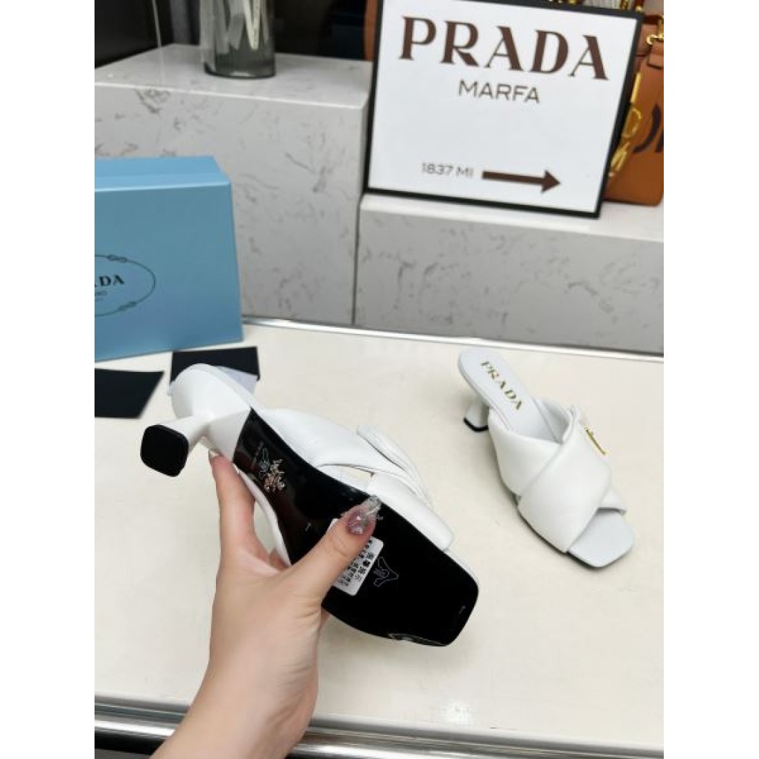 美しさと実用性を兼ね備えた PRADA プラダ コピー サンダル が大人気