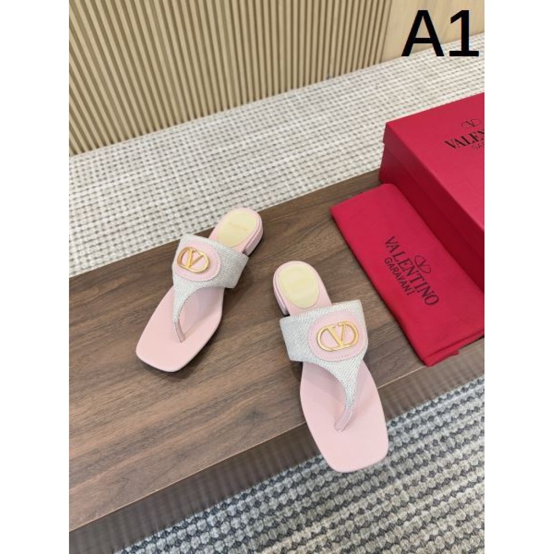 軽やかで華やかな VALENTINO ヴァレンティノ コピーサンダル を今すぐ体感