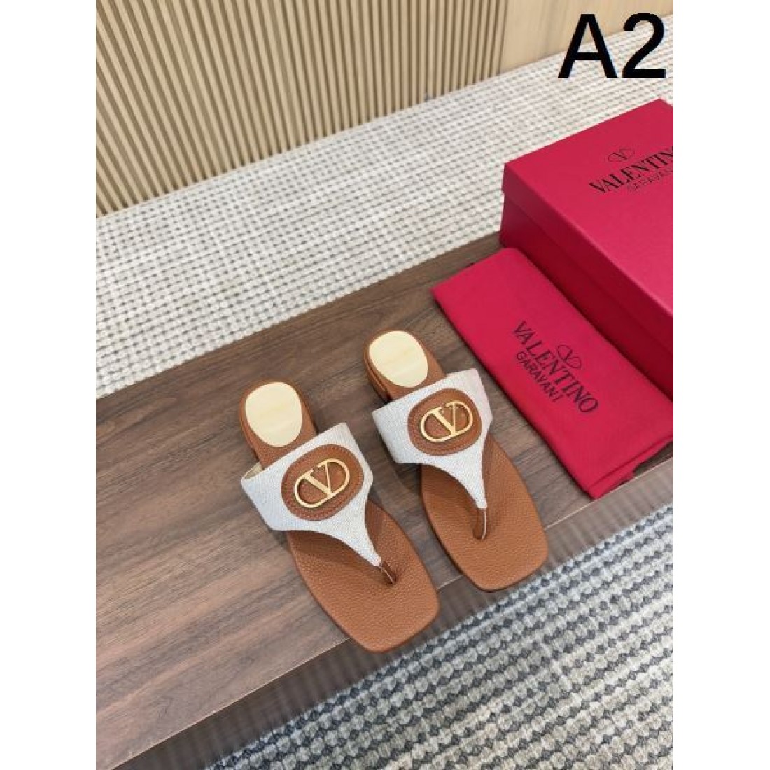 軽やかで華やかな VALENTINO ヴァレンティノ コピーサンダル を今すぐ体感