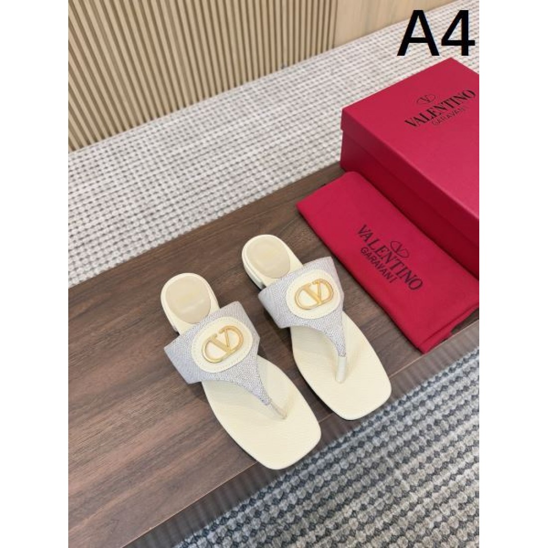 軽やかで華やかな VALENTINO ヴァレンティノ コピーサンダル を今すぐ体感