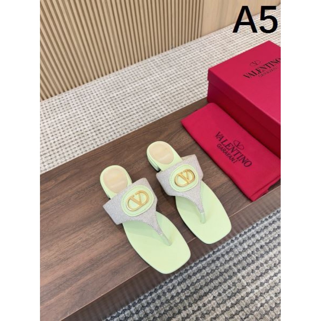軽やかで華やかな VALENTINO ヴァレンティノ コピーサンダル を今すぐ体感
