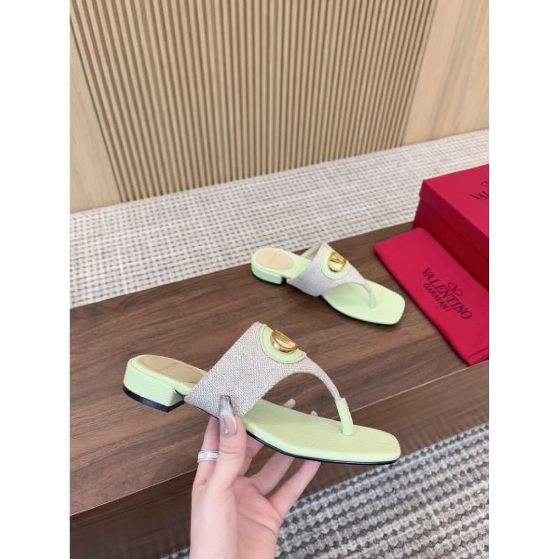 軽やかで華やかな VALENTINO ヴァレンティノ コピーサンダル を今すぐ体感