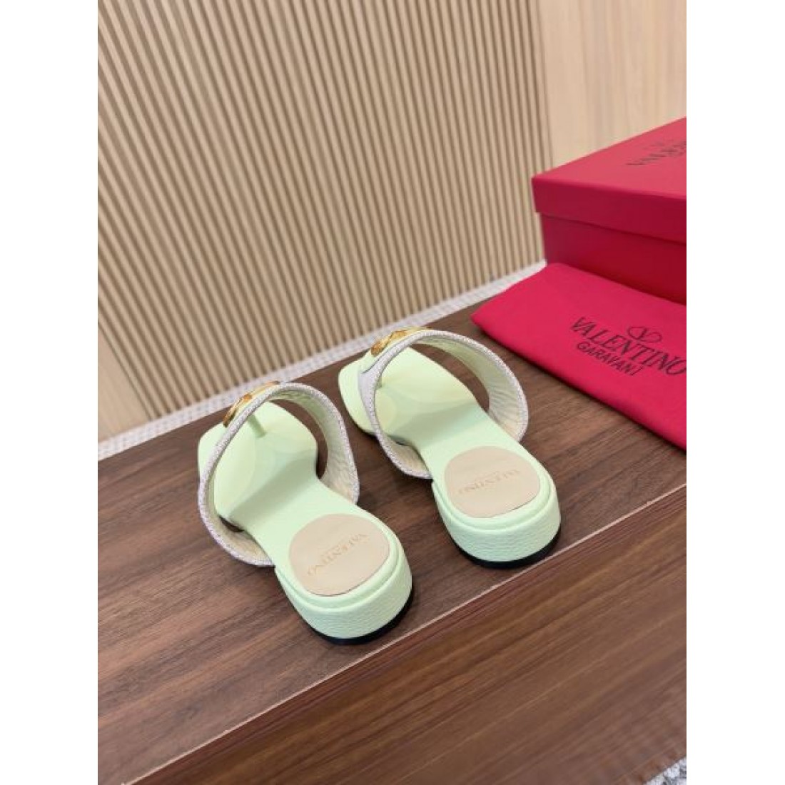 軽やかで華やかな VALENTINO ヴァレンティノ コピーサンダル を今すぐ体感