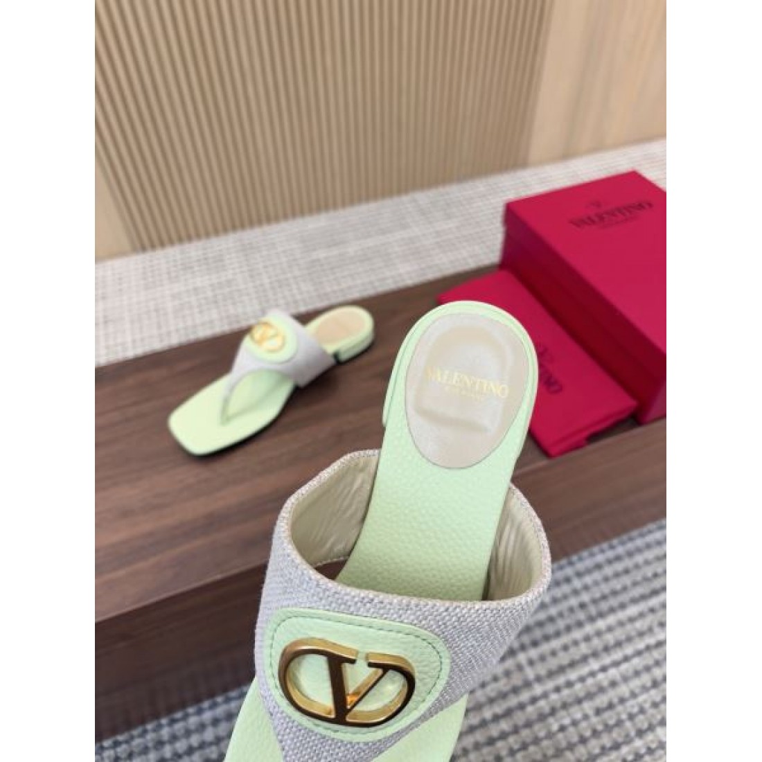 軽やかで華やかな VALENTINO ヴァレンティノ コピーサンダル を今すぐ体感