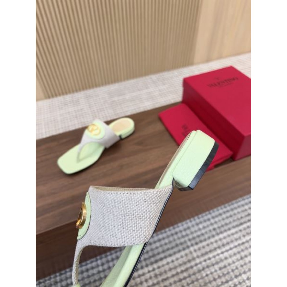 軽やかで華やかな VALENTINO ヴァレンティノ コピーサンダル を今すぐ体感