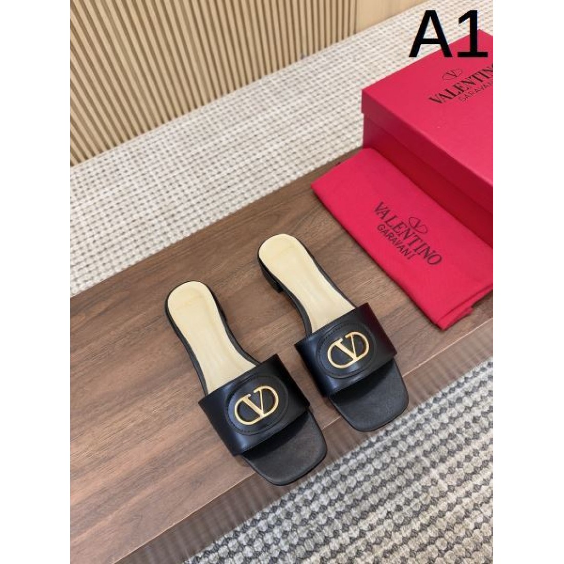 VALENTINO ヴァレンティノ コピーサンダル 洗練されて上品な印象が魅力