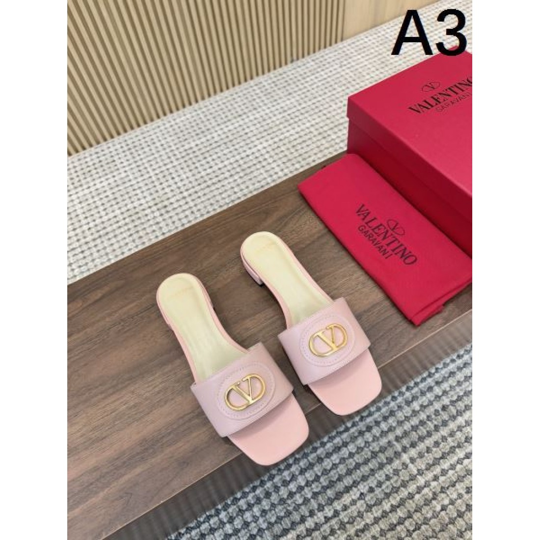 VALENTINO ヴァレンティノ コピーサンダル 洗練されて上品な印象が魅力