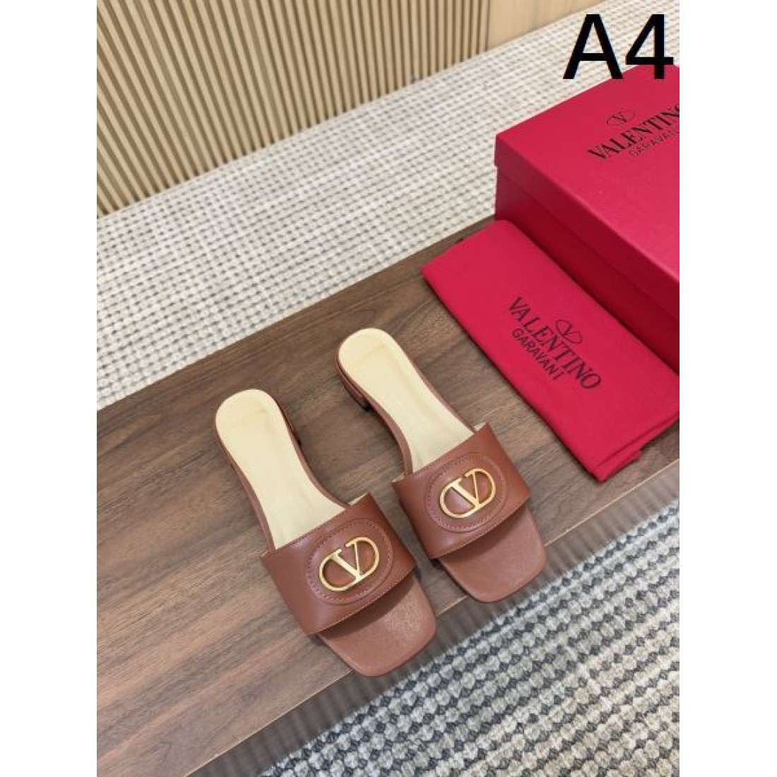 VALENTINO ヴァレンティノ コピーサンダル 洗練されて上品な印象が魅力