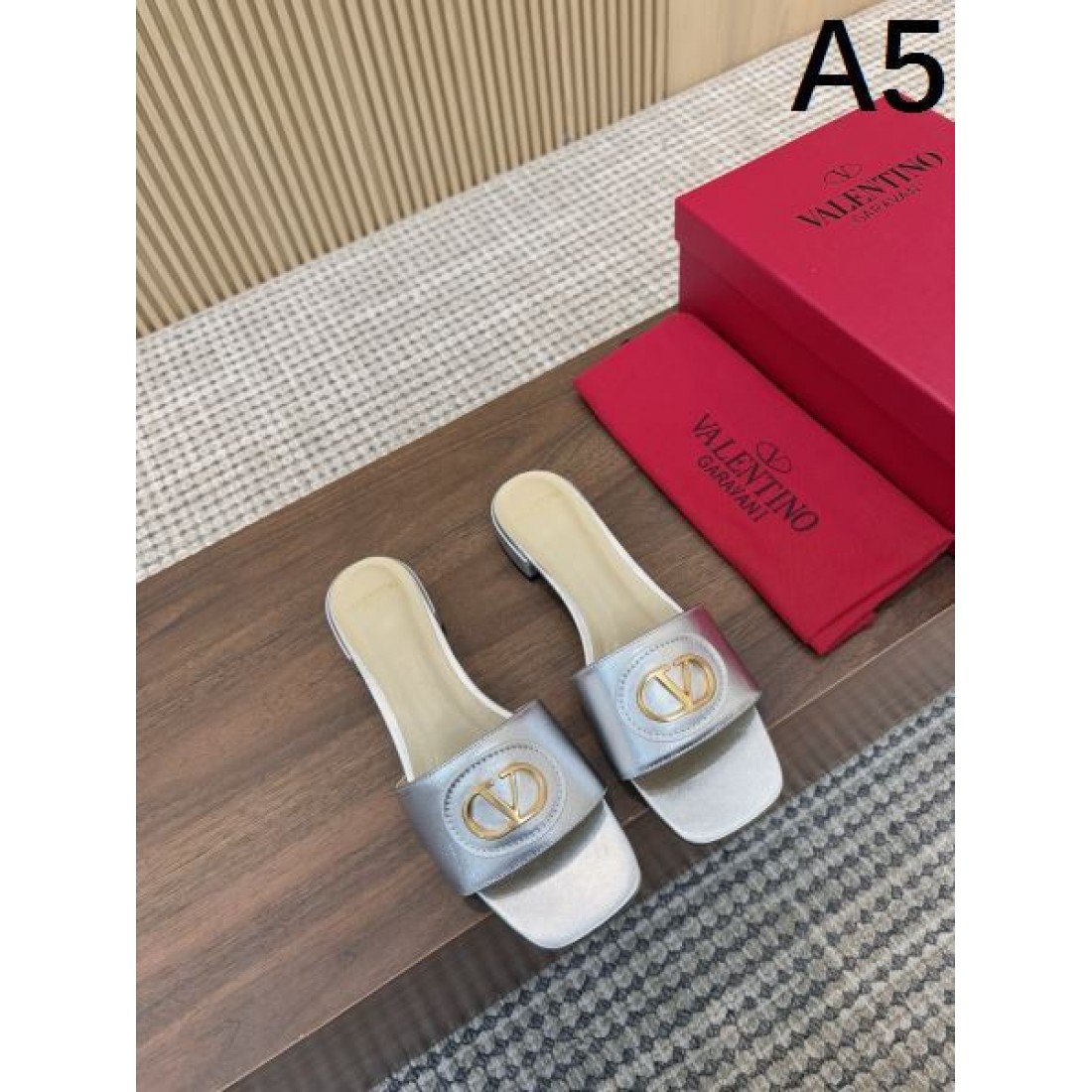 VALENTINO ヴァレンティノ コピーサンダル 洗練されて上品な印象が魅力