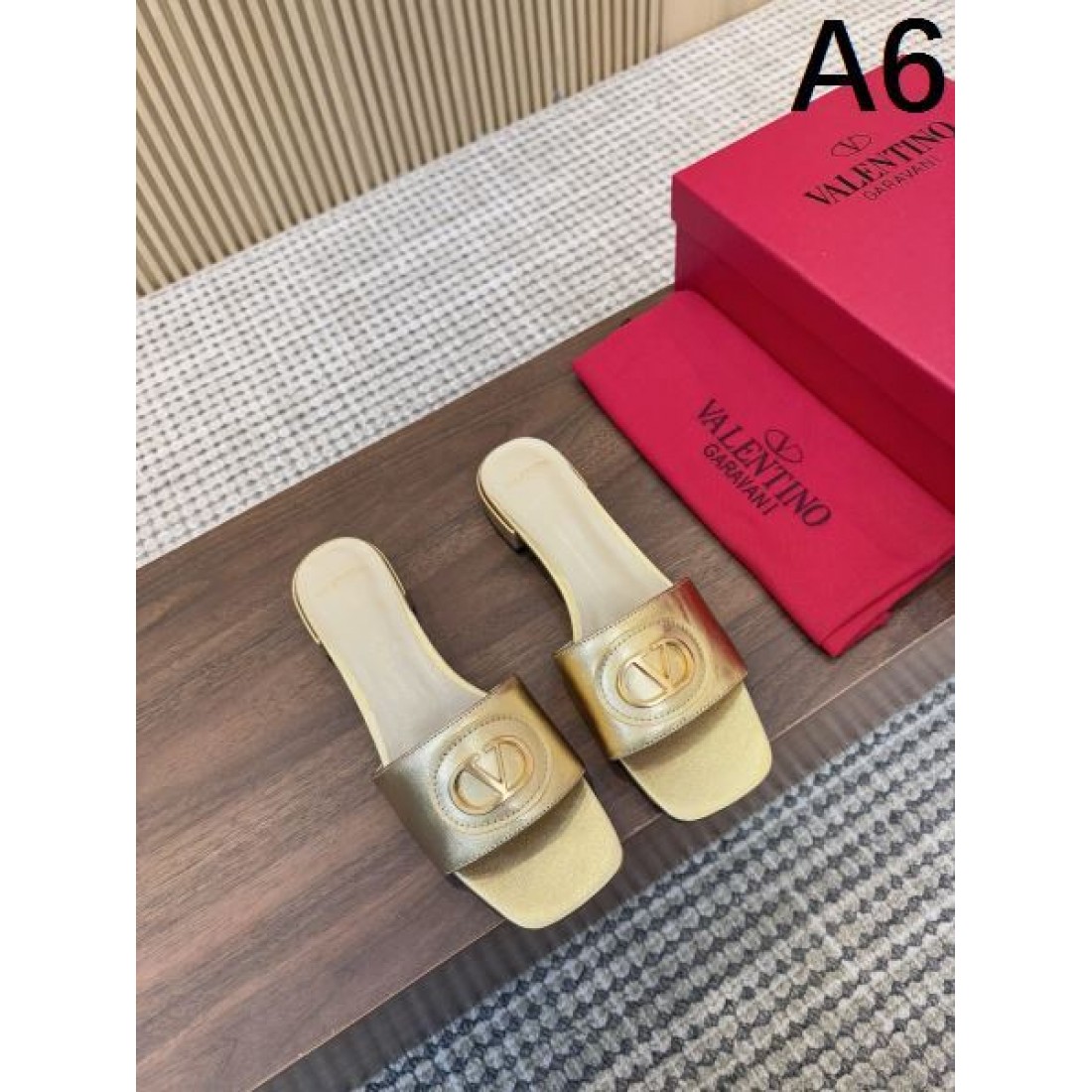 VALENTINO ヴァレンティノ コピーサンダル 洗練されて上品な印象が魅力