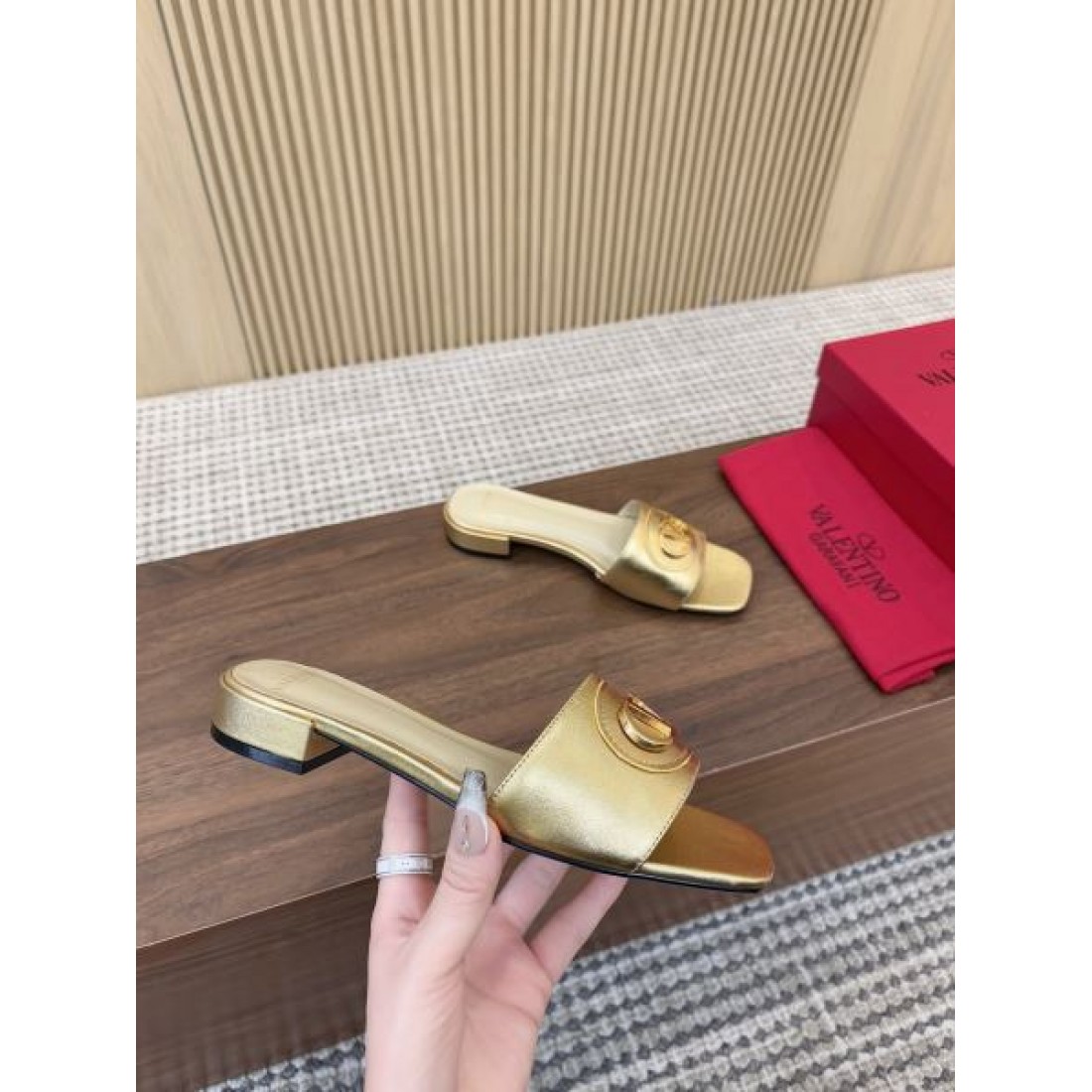 VALENTINO ヴァレンティノ コピーサンダル 洗練されて上品な印象が魅力