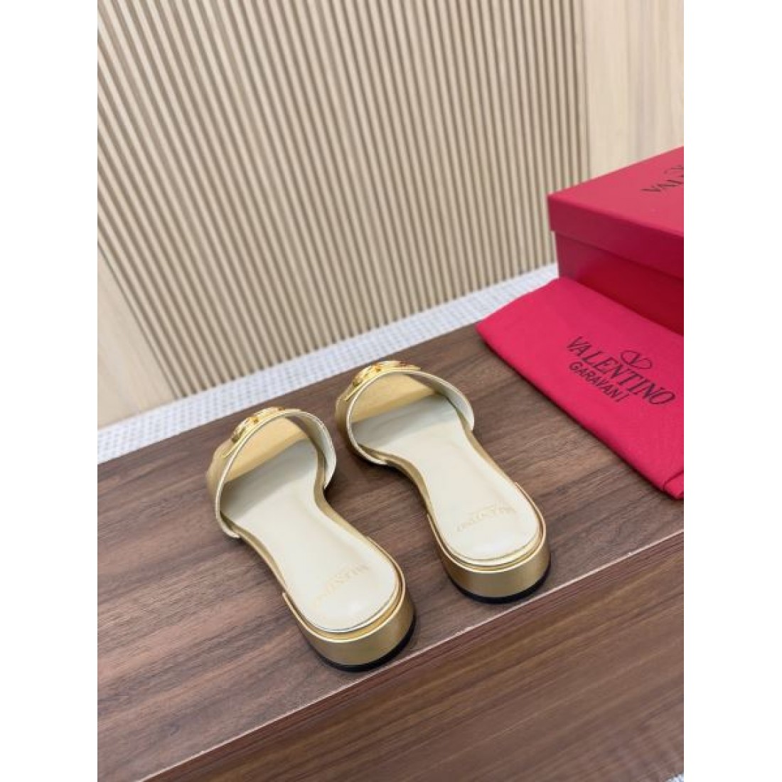VALENTINO ヴァレンティノ コピーサンダル 洗練されて上品な印象が魅力