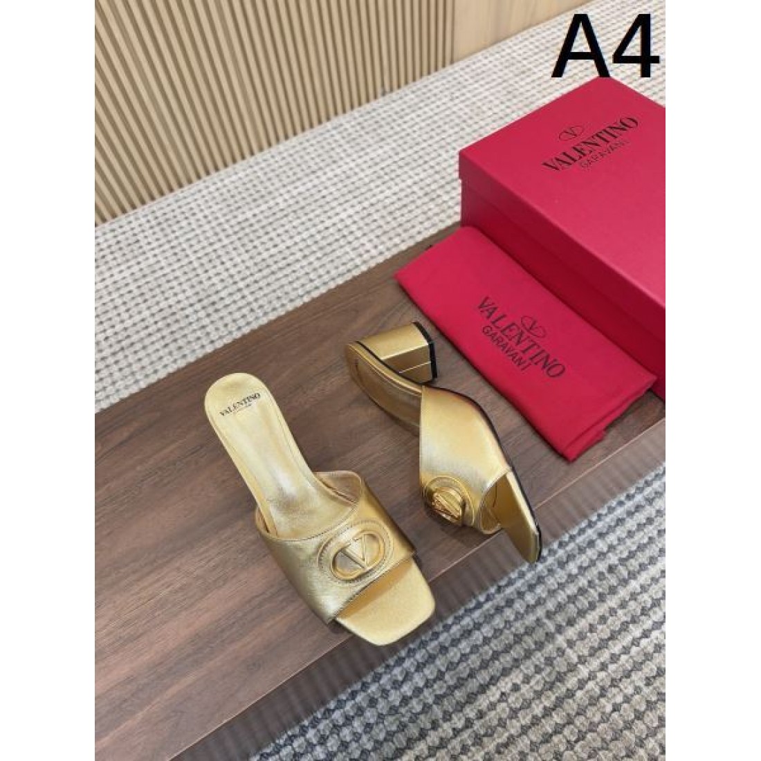 存在感と抜け感を兼ね備えた VALENTINO ヴァレンティノ コピーサンダル が話題