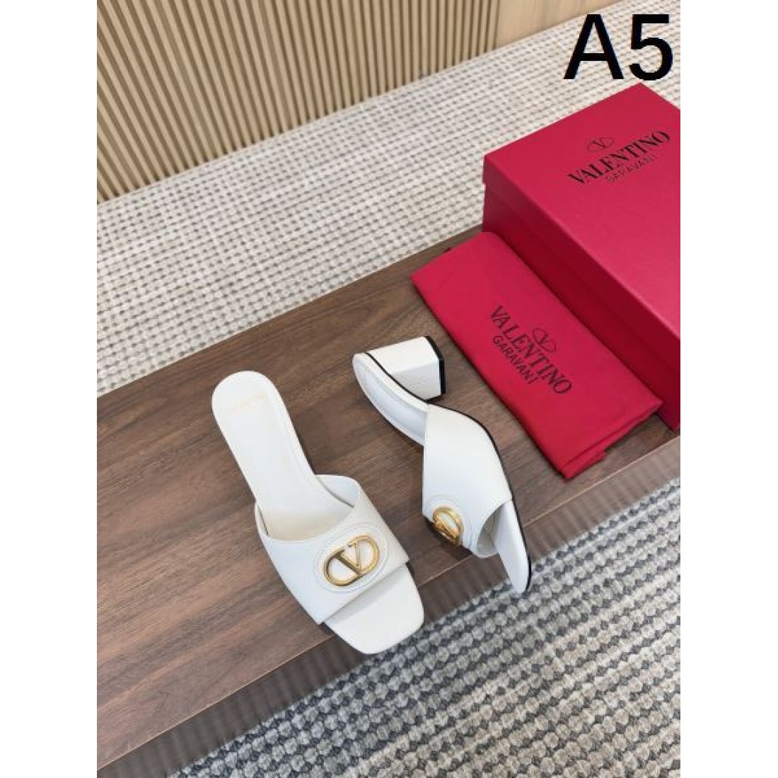 存在感と抜け感を兼ね備えた VALENTINO ヴァレンティノ コピーサンダル が話題