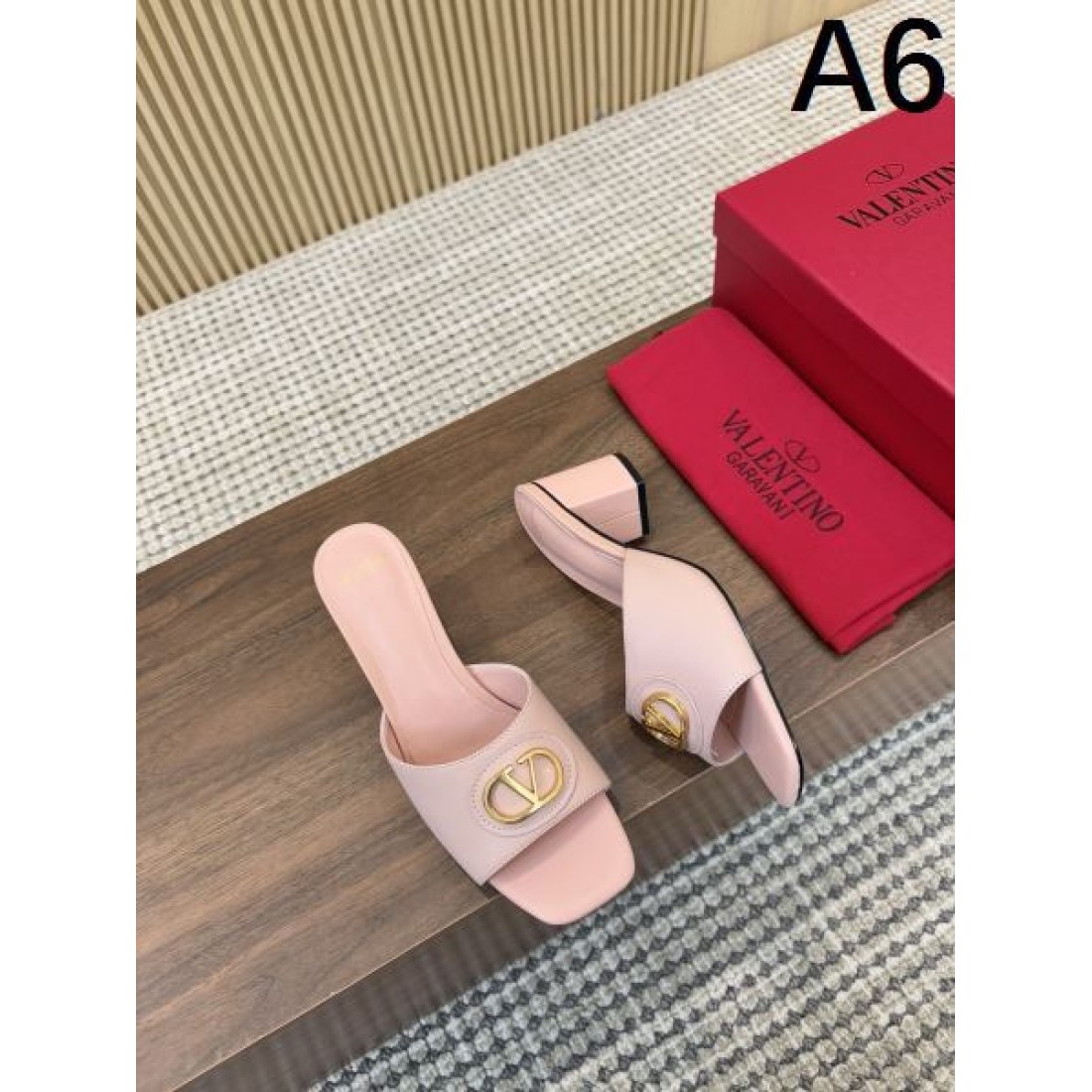 存在感と抜け感を兼ね備えた VALENTINO ヴァレンティノ コピーサンダル が話題