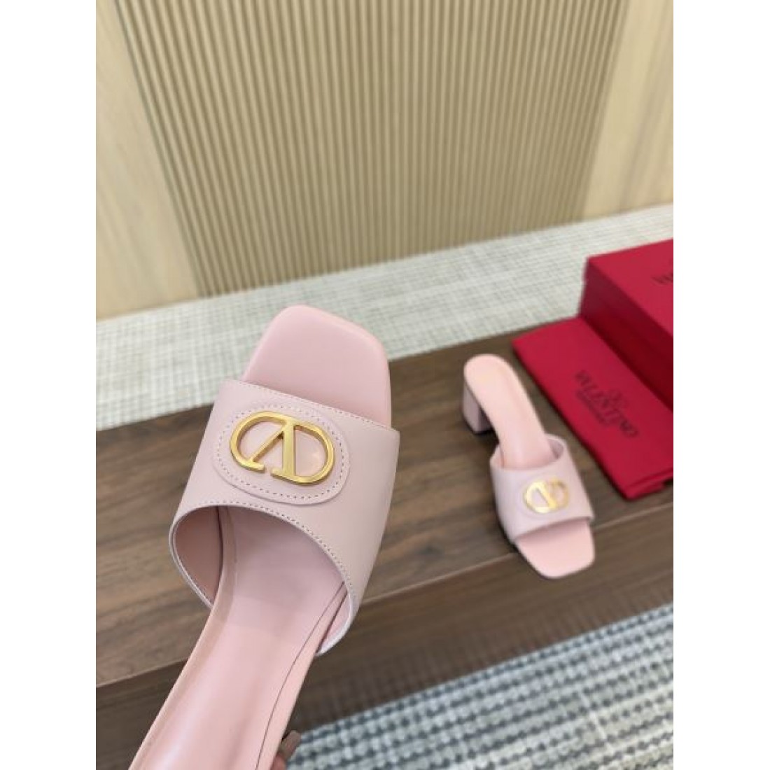 存在感と抜け感を兼ね備えた VALENTINO ヴァレンティノ コピーサンダル が話題