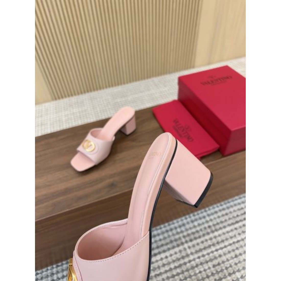 存在感と抜け感を兼ね備えた VALENTINO ヴァレンティノ コピーサンダル が話題