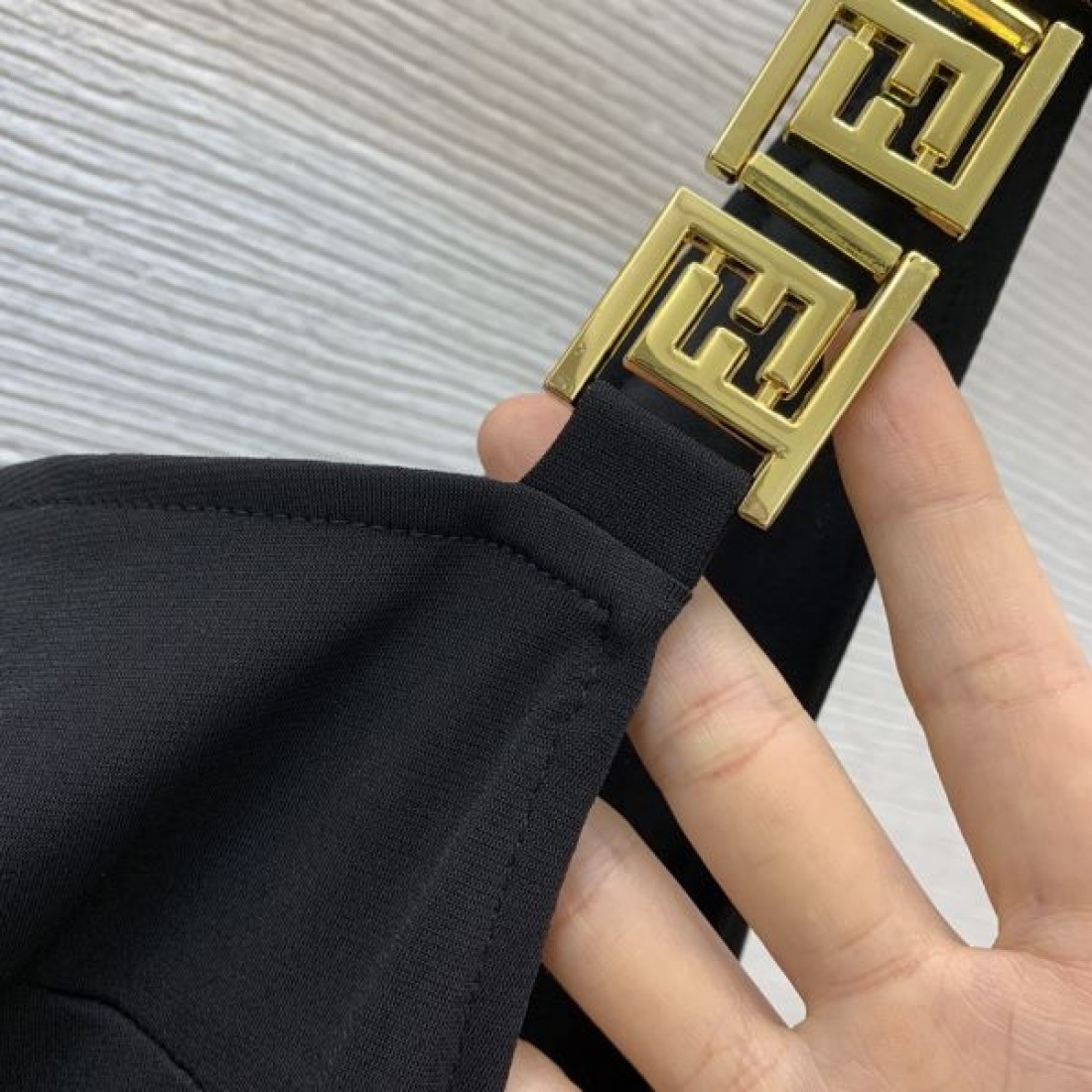 ラグジュアリー感満載 FENDI フェンデイ コピー ワンピース こだわり抜かれた逸品