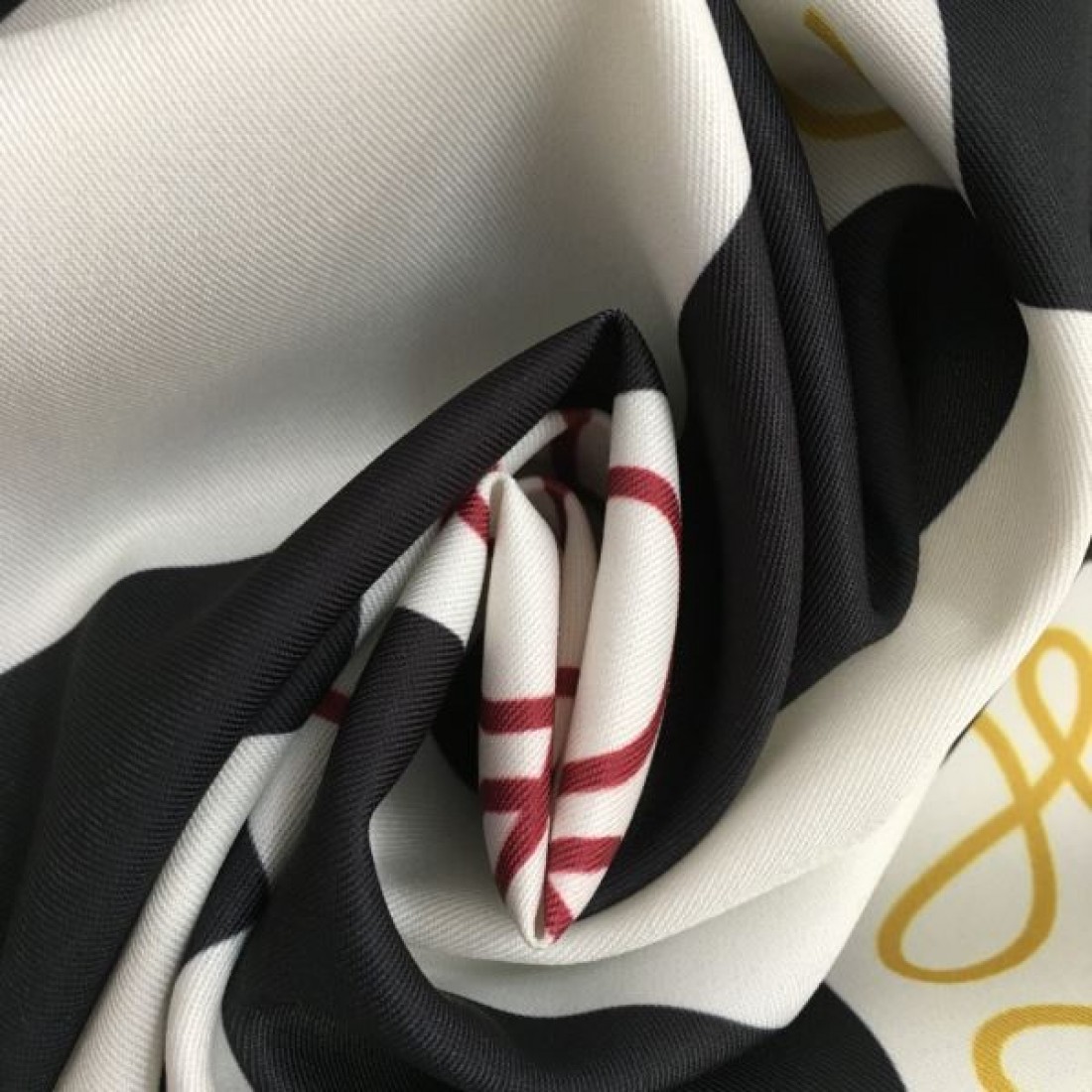 スタイリッシュなスタイル LOEWE ロエベ コピー ワンピース 一瞬で華やぐ
