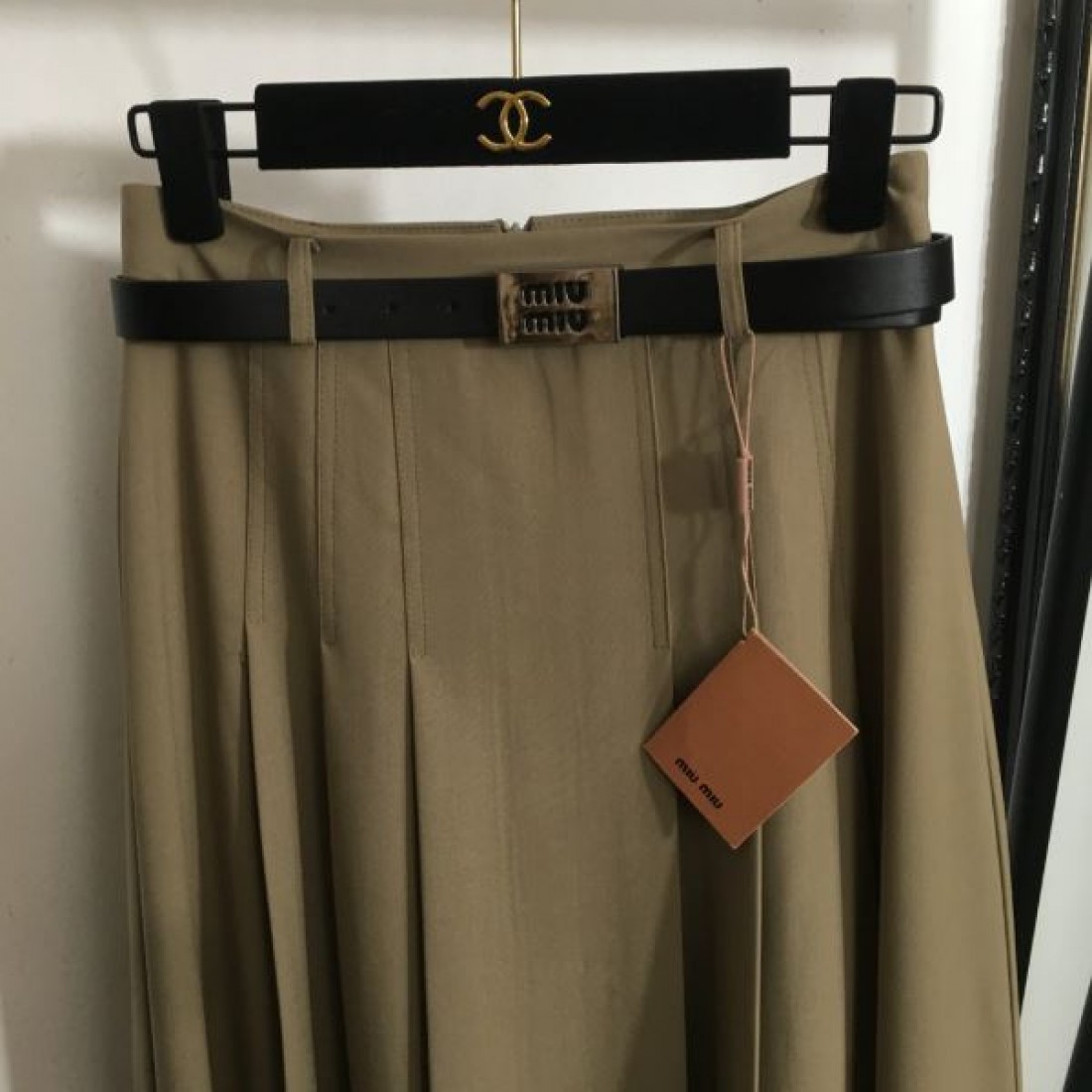 旬コーデに最適 MIU MIU ミュウミュウ コピー プリーツスカート オールシーズン活躍