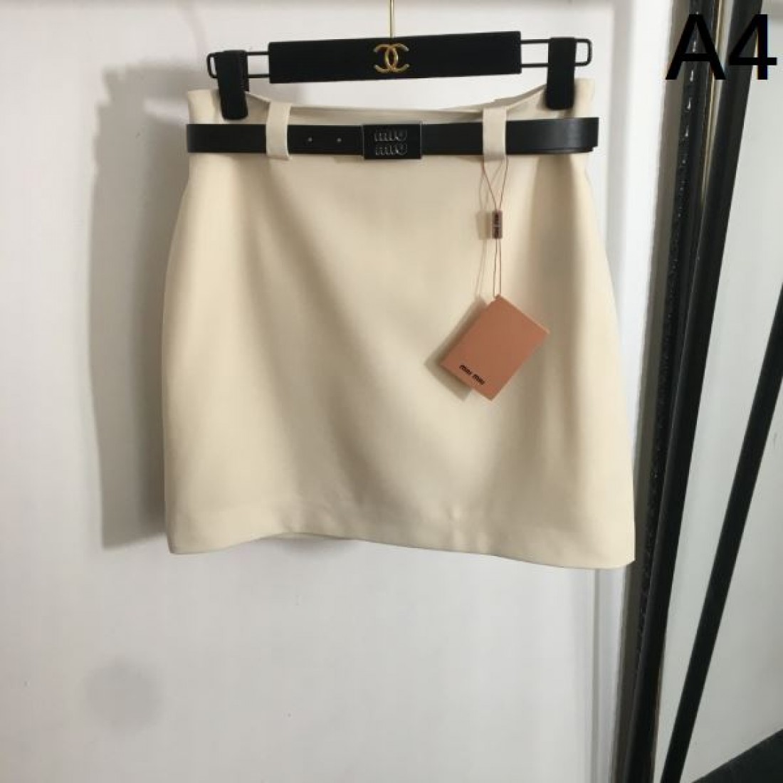 MIU MIU ミュウミュウ コピー スカート 軽やかでガーリーな魅力を演出